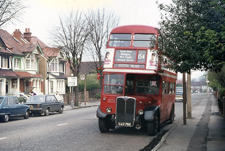 RT1876 in Carshalton Park Road