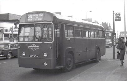 RF462 sets off from Clapton Pond