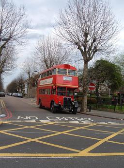 RT190 turns at Clapton Pond